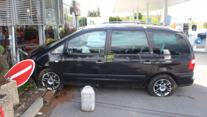 Řidič na dálnici u Prostějova narazil do čerpací stanice