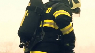 V Dětkovicích hoří střecha domu