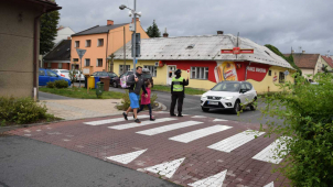 Strážníci dohlíží na bezpečnost dětí u škol