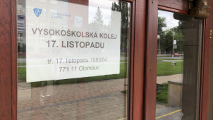 Správa kolejí a menz UP počítá milionové ztráty