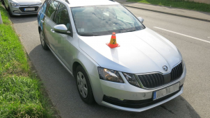 Žena na D46 bourala kvůli krytu, který jí přistál na čelním skle