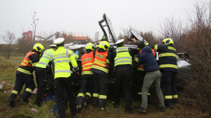 U sjezdu z dálnice dopoledne vyhasl život řidiče i spolujezdkyně