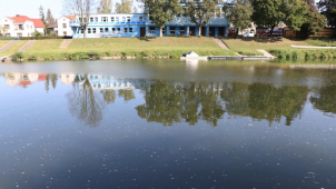 Hasiči postavili nornou stěnu, na hladině Bečvy je bílá pěna