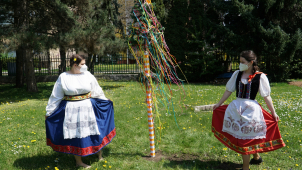 Spolek Trend vozíčkářů vztyčil uprostřed sídliště májku