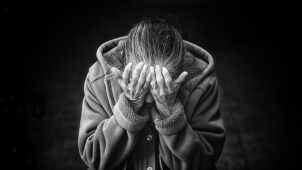 Dvojice spolupracujících zlodějů okradla seniorku z Mohelnicka