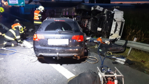 U Prostějova došlo ke srážce kamionu s autem, jeden mrtvý