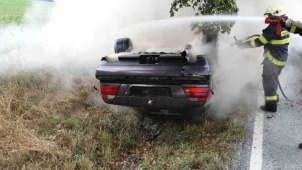 U Šubířova hoří auto převrácené na střechu, zasahují hasiči