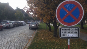 Tři desítky aut komplikovaly blokové čištění v ulicích Olomouce