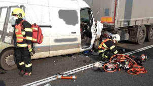 Vážná nehoda na dálnici: Srazil se kamion s dodávkou