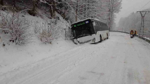 Řidiče překvapilo počasí, hasiči jsou v zápřahu