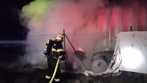 V Nákle hořely pneumatiky a průmyslová hala