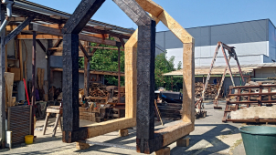 Sochař Robert Buček vytváří monumentální Skrýš