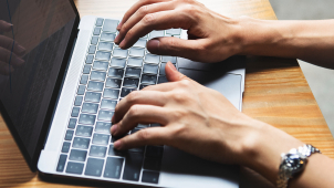 Uvěřila virtuálnímu příteli a zpronevěřila škole přes 14,5 mil.Kč