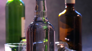 Opilá žena se naštvala na muže, odnesli to policisté a záchranáři