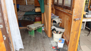 Poberta řádil v kolonii, ukradl kořalku, lavičku i staré montérky