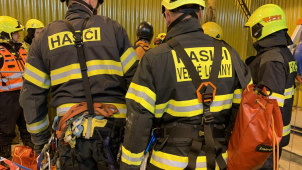 Dělníci viseli několik hodin v obří trubce vodní elektrárny