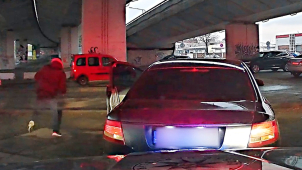 Řidič z auta utíkal, spolujezdec vyhodil balíček s drogami