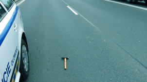 Kladivo na silnici ohrožovalo řidiče