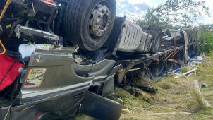 Náklaďák spadl z dálnice, šofér musel letecky do nemocnice