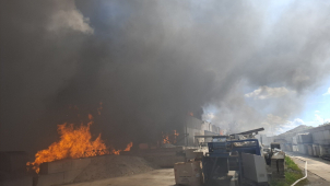 Třídírna plastu shořela. Místo požáru hlídá hasičská laboratoř