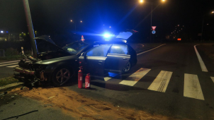 Zamotala se mu hlava? Opilý řidič jel z kruháče rovnou do sloupu