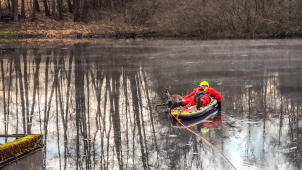 Odvážní hasiči se vydali na tenký led