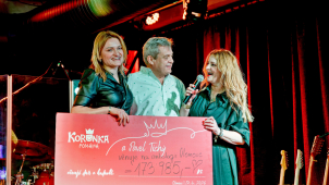 Když rockeři slaví, pomáhají přitom dobré věci