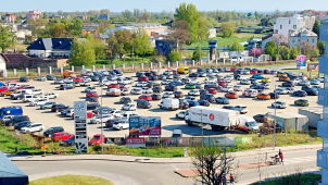 Chybí parkovací místa, nebo lepší navádění?