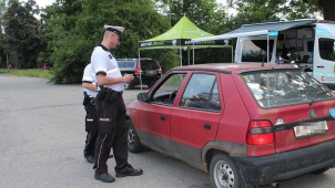 Policisté kontrolovali technický stav aut