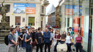 Více než stovka cizinců se na UP začala učit česky