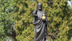 Vstup na hřbitov v Neředíně zdobí restaurovaný Ježíš