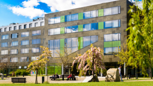 Podle bývalého děkana přírodovědy fakulta Farmak nepoškozuje