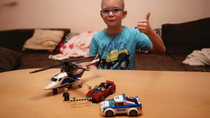 Doktoři malému Filípkovi zachránili prsty i díky policistům