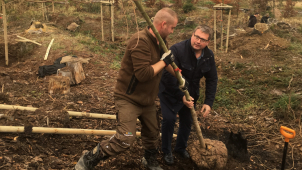 Že umí pracovat, dokázali v zoo při sázení stromů i politici