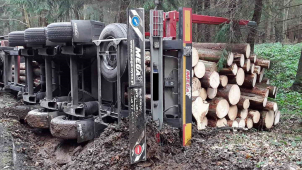 U Horního Štěpánova se převrátil tahač