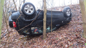 Mezi Hrabenovem a Šumperkem skončilo auto na střeše