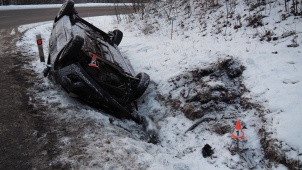 U Bušína skončilo auto na střeše