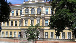 Z gymnázia v Lipníku padá omítka