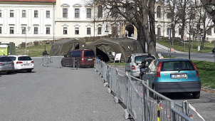 Vojenská nemocnice má dostatek materiálu díky dobrovolníkům