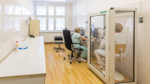 Počet momentálně nakažených koronavirem klesl pod tři sta