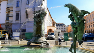 Pracovníci technických služeb dnes spustili Arionovu kašnu