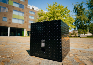 Záhadná krabice na Envelopě mňouká a vypouští olomoucká kvanta