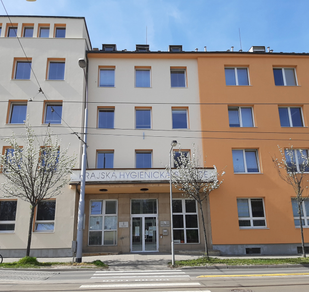 Počet potvrzených aktuálně nakažených klesá ke stovce