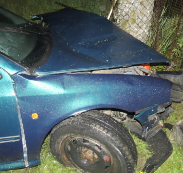 Opilý řidič v Rakově narazil do sloupu