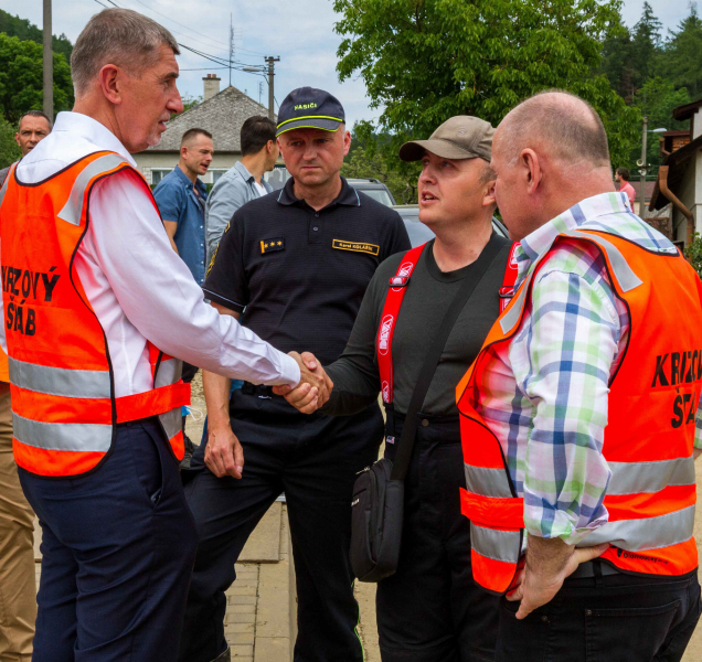 Okleštěk s Babišem navštívili vytopené obce