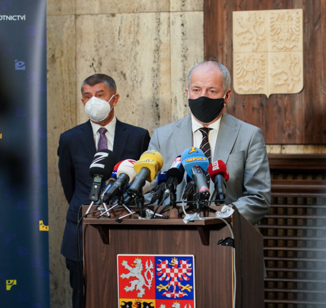 Vláda schválila nová opatření: Zavřou služby i většina obchodů