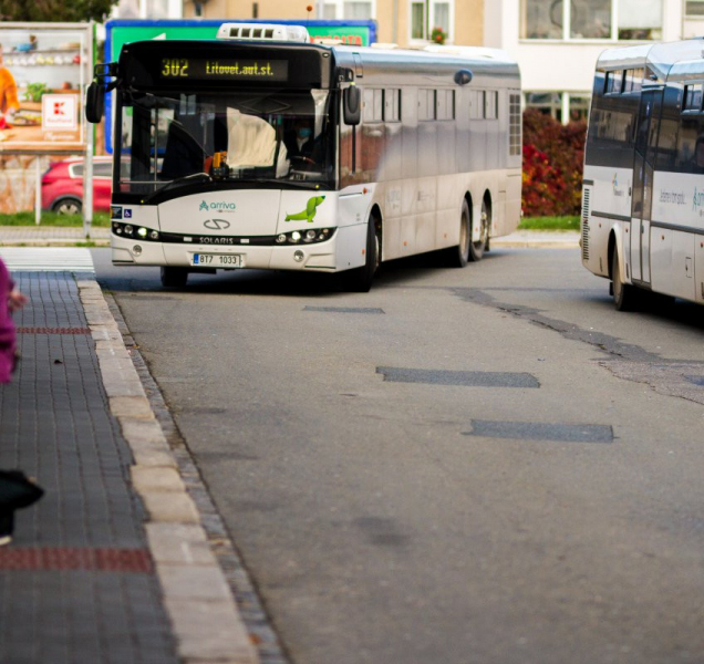 Autobusy objednávané krajem přejdou na prázdninové jízdní řády