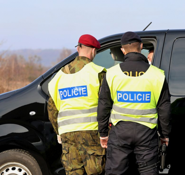 Olomoučtí policisté mezi auty objevili migranty z Afganistánu