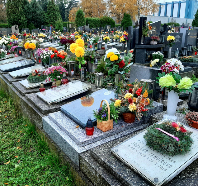 Dva senioři zůstali zamčení na hřbitově v Neředíně