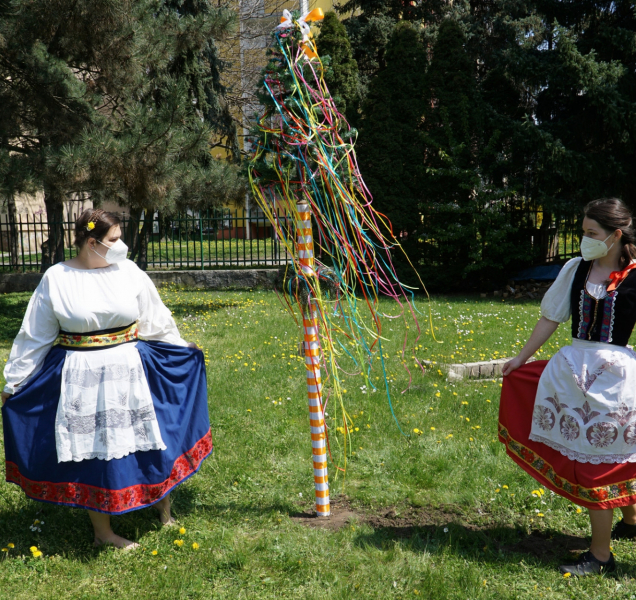 Spolek Trend vozíčkářů vztyčil uprostřed sídliště májku